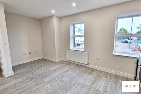 2 bedroom flat to rent, Peregrine House, Bakers Lane, Epping