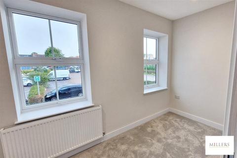 2 bedroom flat to rent, Peregrine House, Bakers Lane, Epping