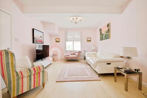 2 bedroom flat for sale, Muswell Road, London N10