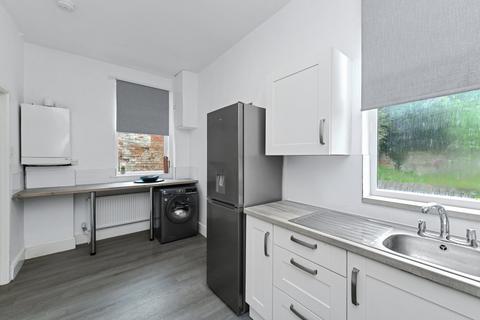 4 bedroom flat to rent, Foxhall Road, Nottingham, Nottinghamshire, NG7
