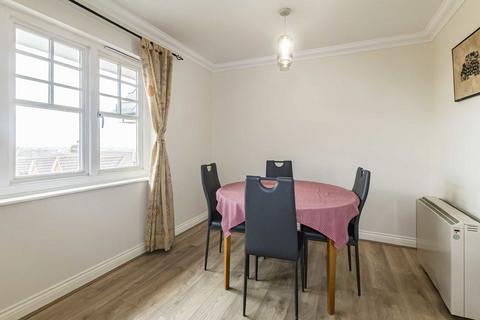 2 bedroom flat to rent, Fawcett Close, London SW16