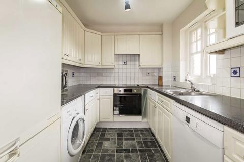 2 bedroom flat to rent, Fawcett Close, London SW16