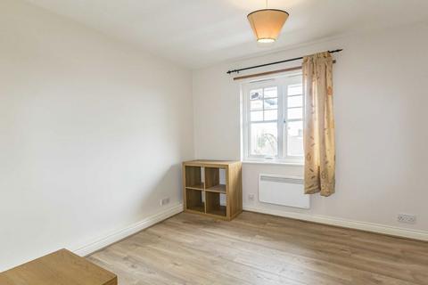 2 bedroom flat to rent, Fawcett Close, London SW16