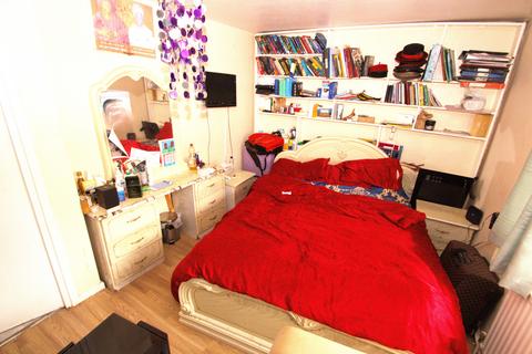 2 bedroom maisonette for sale, West Close, London N9