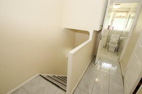 2 bedroom maisonette for sale, West Close, London N9