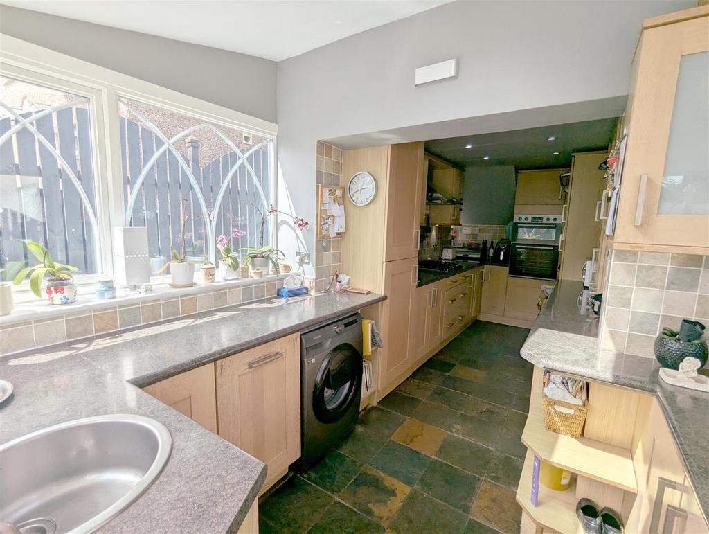 Kitchen 2.jpg