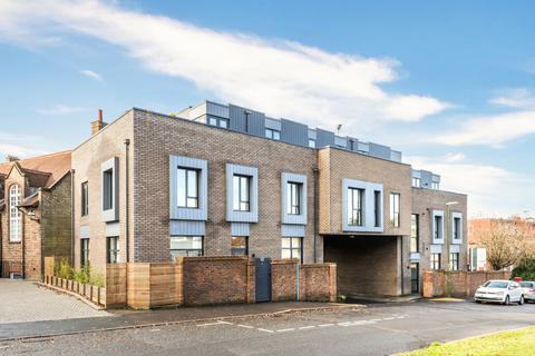 1 bedroom flat for sale, Syresham Gardens, The Gatehouse, RH16