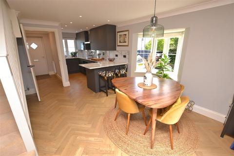 10 Webb Close, Springfield, Chelmsford, CM2 6GQ