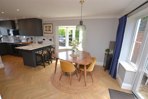 10 Webb Close, Springfield, Chelmsford, CM2 6GQ