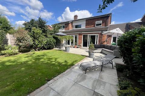 84 Ashstead Road, Sale, M33 3PX