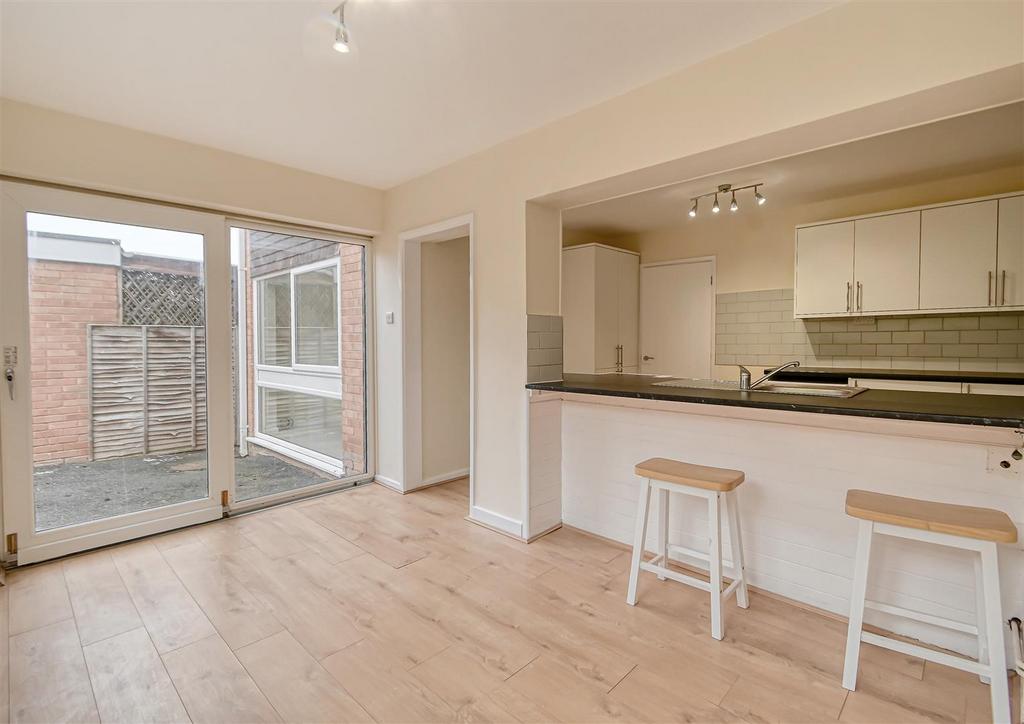 7 Stretton Close-02.jpg