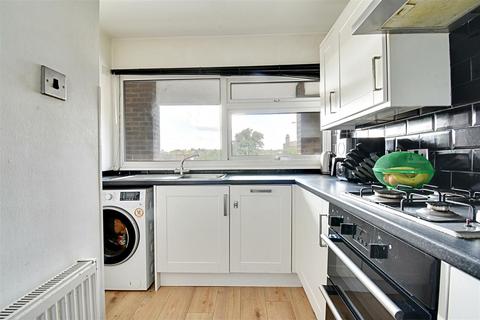 2 bedroom flat for sale, Queens Court, Hertford SG13