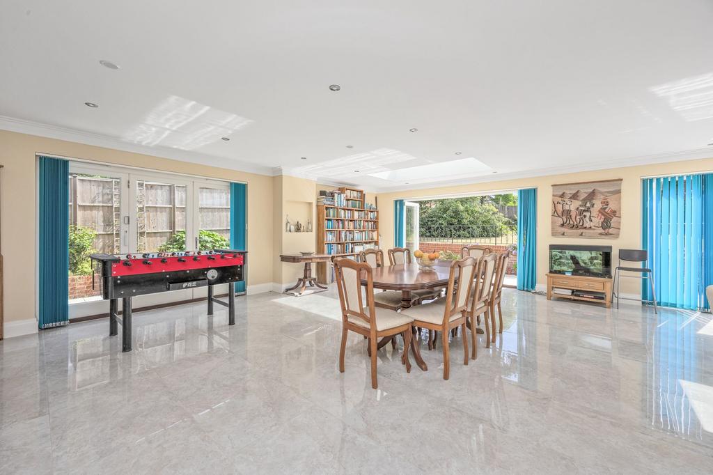 Lounge / Dining Area