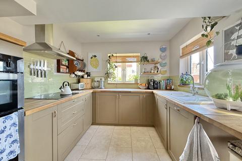82 Cowick Hill, Exeter, EX2 9NJ