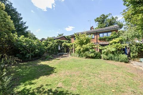 10 Ham Ridings, Richmond, TW10 5HJ