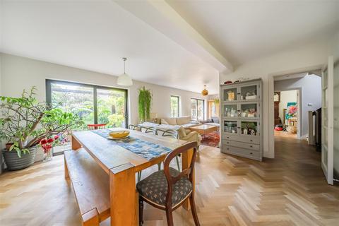 10 Ham Ridings, Richmond, TW10 5HJ