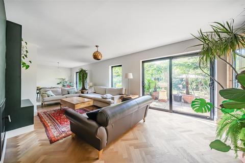 10 Ham Ridings, Richmond, TW10 5HJ