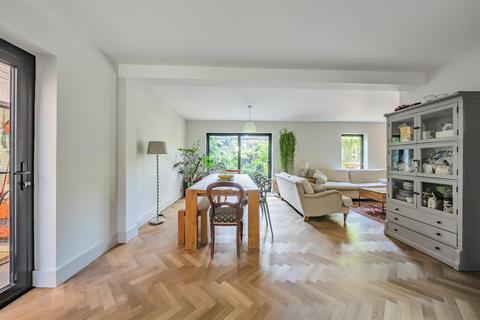 10 Ham Ridings, Richmond, TW10 5HJ