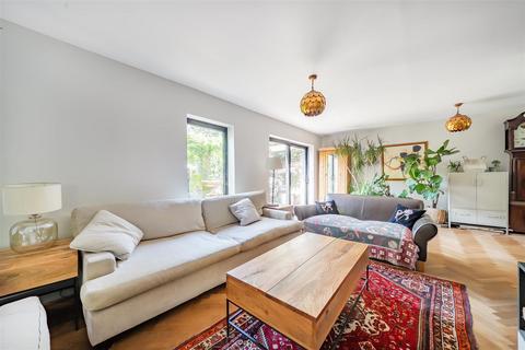 10 Ham Ridings, Richmond, TW10 5HJ