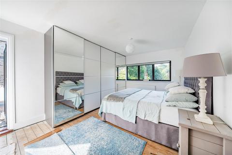 10 Ham Ridings, Richmond, TW10 5HJ