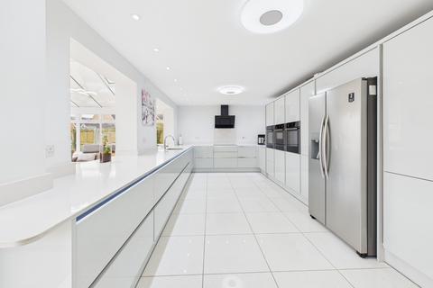 5 bedroom detached house for sale, Hastings Crescent, Old St. Mellons, Cardiff. CF3
