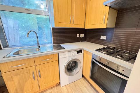 2 bedroom ground floor maisonette to rent, Ashburnham Road, Luton, Bedfordshire, LU1 1JN