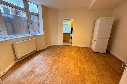 2 bedroom ground floor maisonette to rent, Ashburnham Road, Luton, Bedfordshire, LU1 1JN