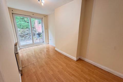 2 bedroom ground floor maisonette to rent, Ashburnham Road, Luton, Bedfordshire, LU1 1JN