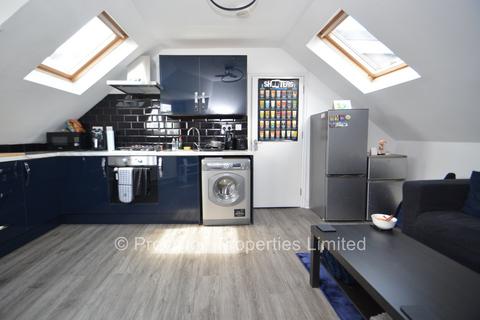 2 bedroom flat to rent, Woodhouse Street, Woodhouse LS6