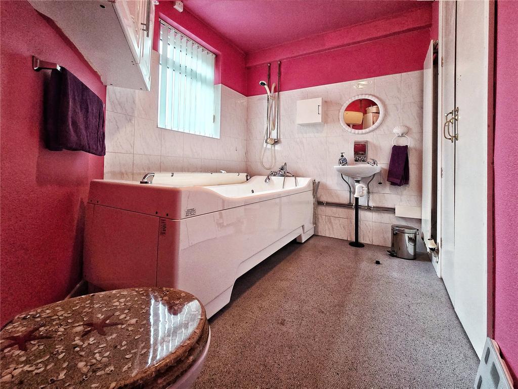 En-Suite Bathroom