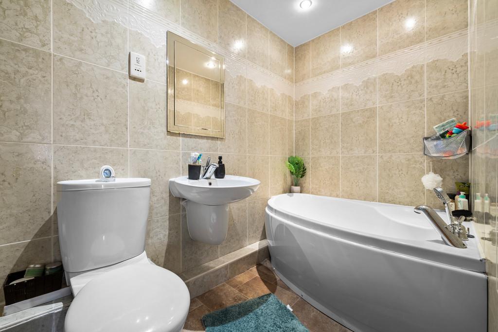 10 Charlton Court, Hoole, CH2 3 PB-7