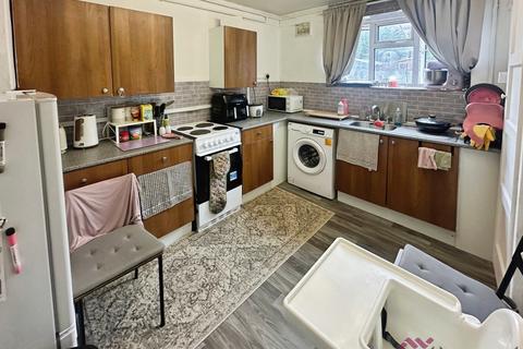 1 bedroom flat for sale, (SALES) Leamington Close, Romford RM3