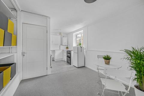 2 bedroom flat for sale, Hawthorne Close, Islington, London