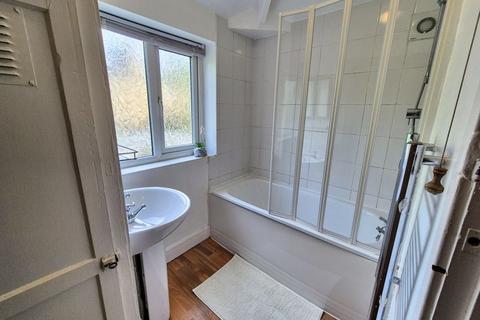 16 Springbank Crescent, Headingley, Leeds, LS6 1AB