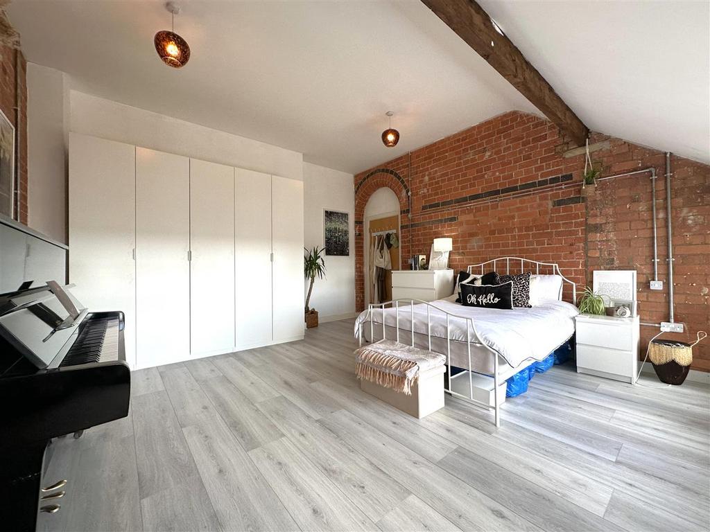 Large Master Bedroom 162