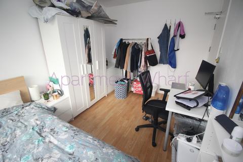 1 bedroom in a flat share to rent, Cottage Street, London, E14