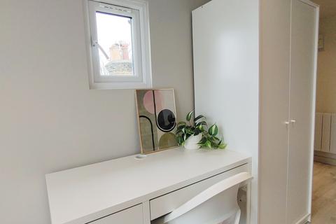 1 bedroom flat to rent, YOHO Kingston Villiers Road Studio 4