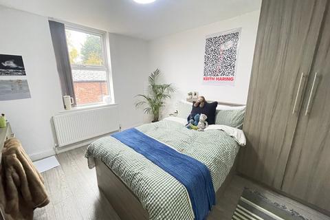 6 bedroom semi-detached house to rent, Alan Road, Manchester M20