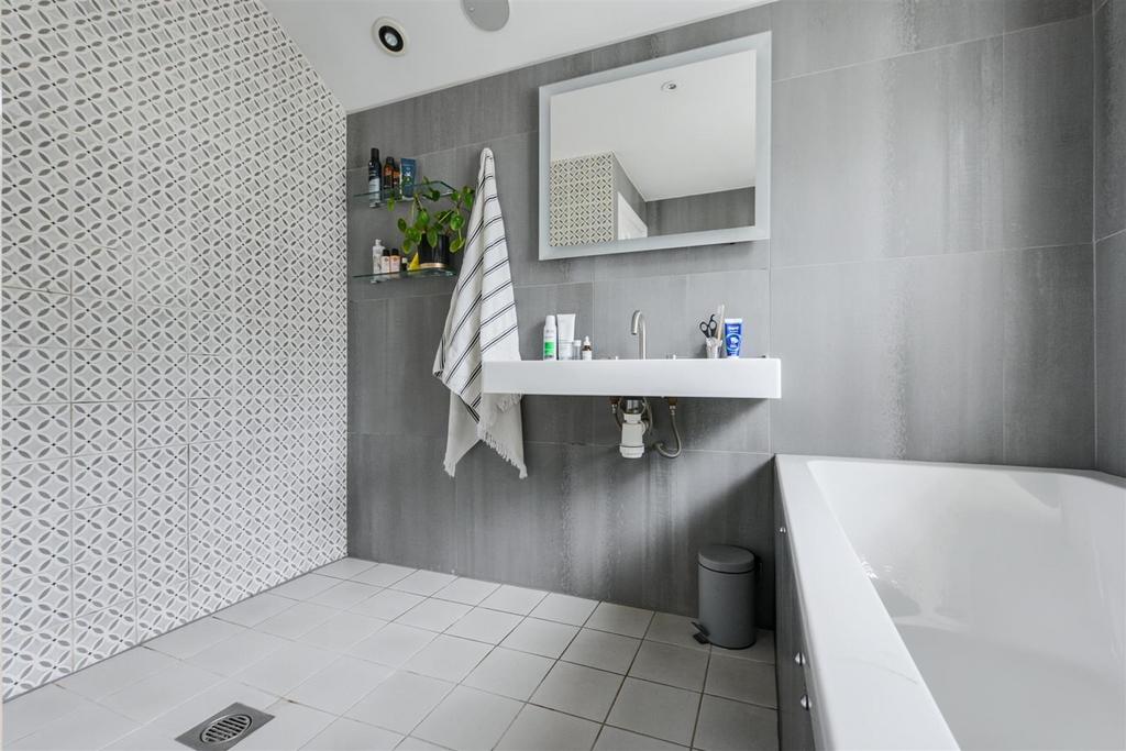 Bathroom 2.jpeg