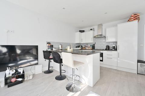 2 bedroom maisonette to rent, High Street, Watford, WD17