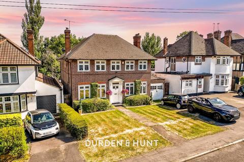 Hilltop Close, Loughton, IG10