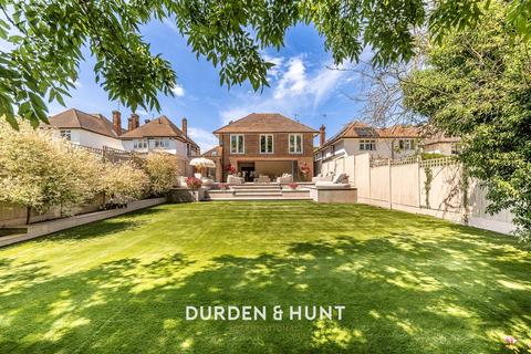Hilltop Close, Loughton, IG10