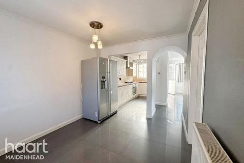 4 bedroom terraced house to rent, Lowestoft Drive, SLOUGH