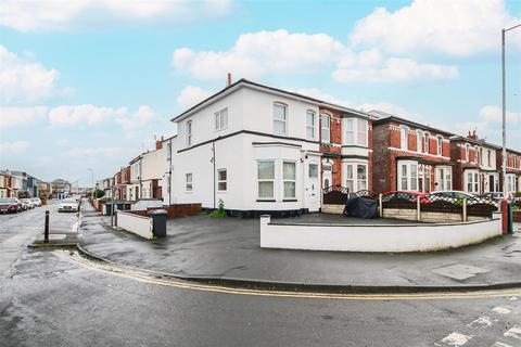 2 bedroom apartment to rent, Sussex Road, Southport PR9