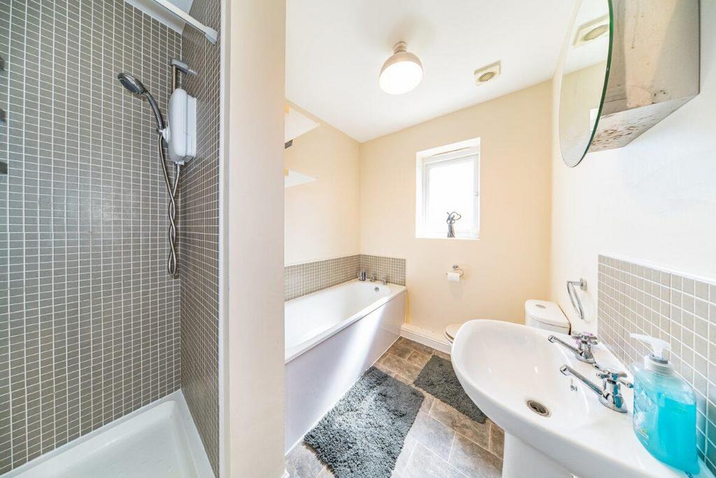 8 Riverside Mews bathroom.jpg