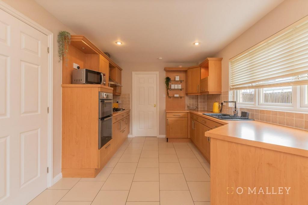 17. Kitchen 4.jpg