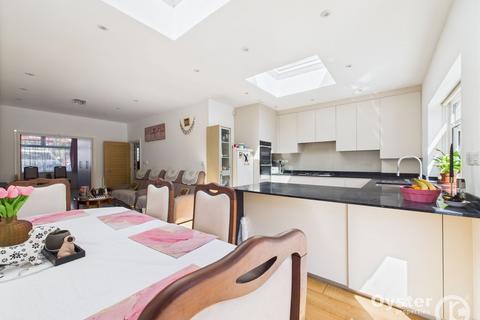 3 bedroom terraced house for sale, Ecclesbourne Gardens, London, N13