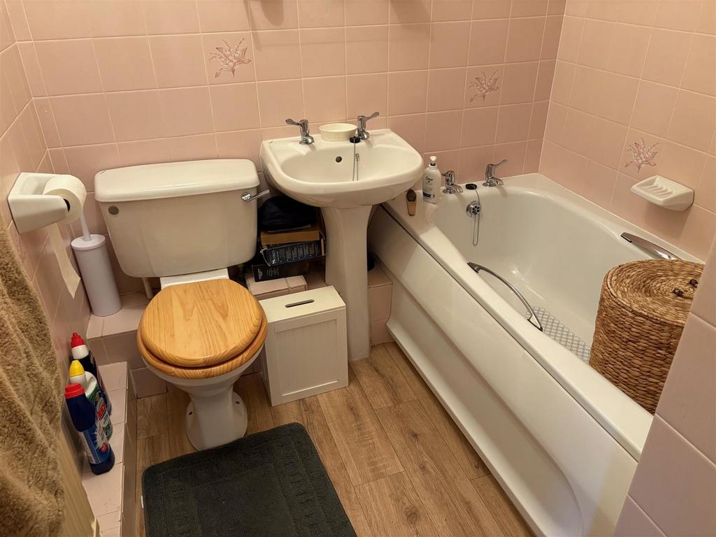 Dowstairs bathroom.jpg