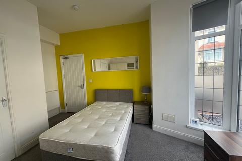 4 bedroom terraced house to rent, Victoria Tce, Swansea