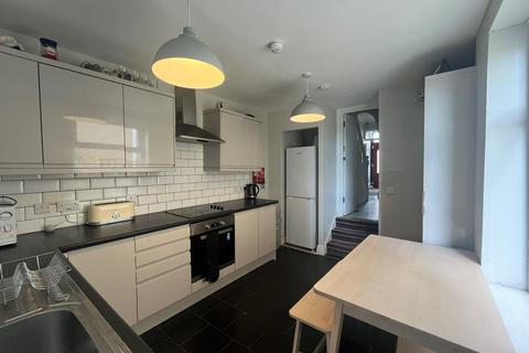 4 bedroom terraced house to rent, Victoria Tce, Swansea